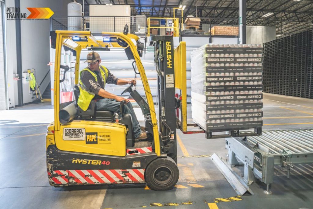 Operator Forklift dalam Logistik dan Proses Pemuatan Bongkar