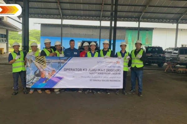 Peserta Pelatihan Operator Rigger Petrotraining sedang mempraktikkan teknik pengikatan beban yang aman di Bumi Marinir Surabaya.