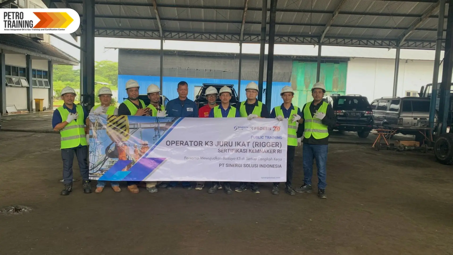 Peserta pelatihan Operator Rigger PetroTraining di area praktik industri