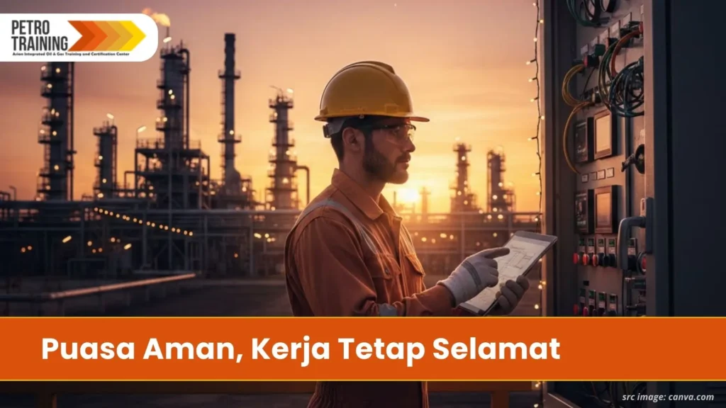 Seorang pekerja migas melakukan pengecekan panel di kilang saat sore hari dengan latar belakang matahari terbenam (suasana Ramadan)