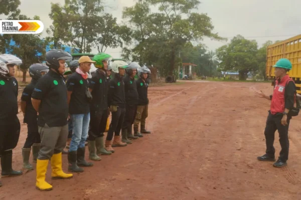 Pelatihan operator traktor PT Pemuka Sakti Manis Indah