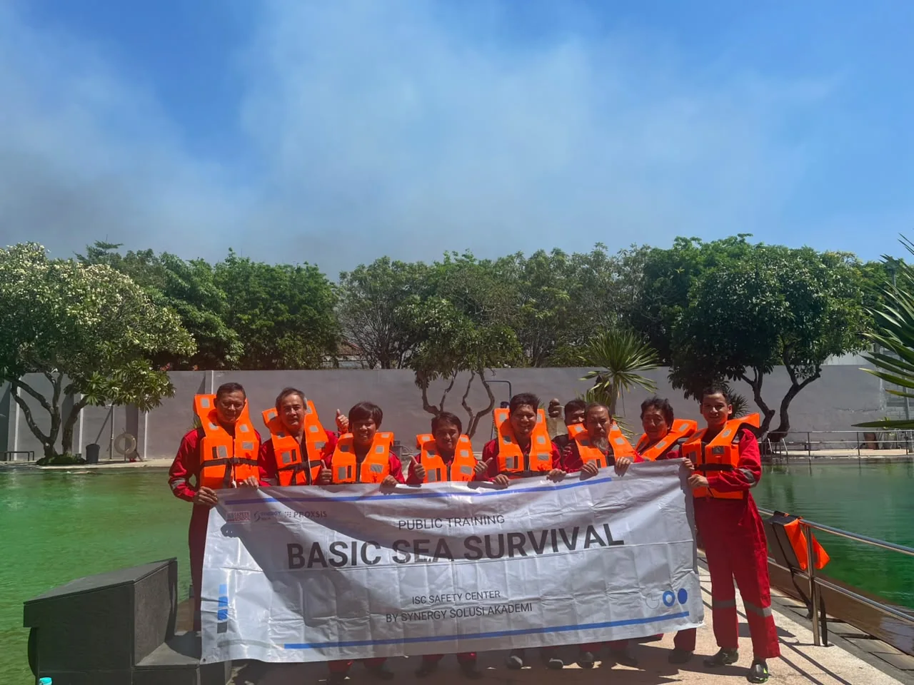 Peserta pelatihan Basic Sea Survival PetroTraining Asia berfoto setelah praktik di kolam