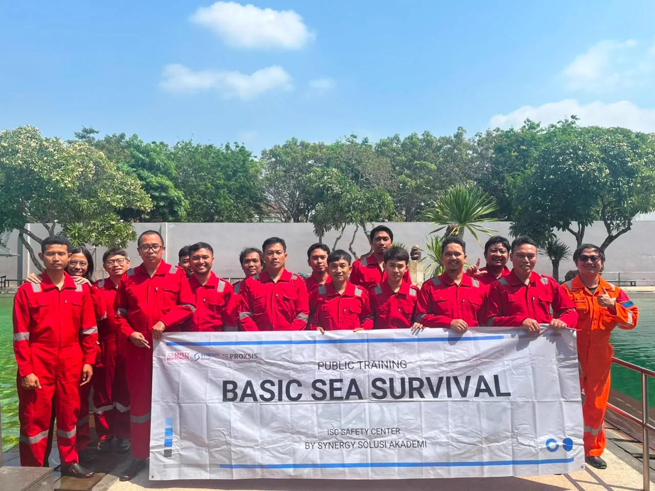 Peserta pelatihan Basic Sea Survival PetroTraining Asia berfoto bersama di area kolam