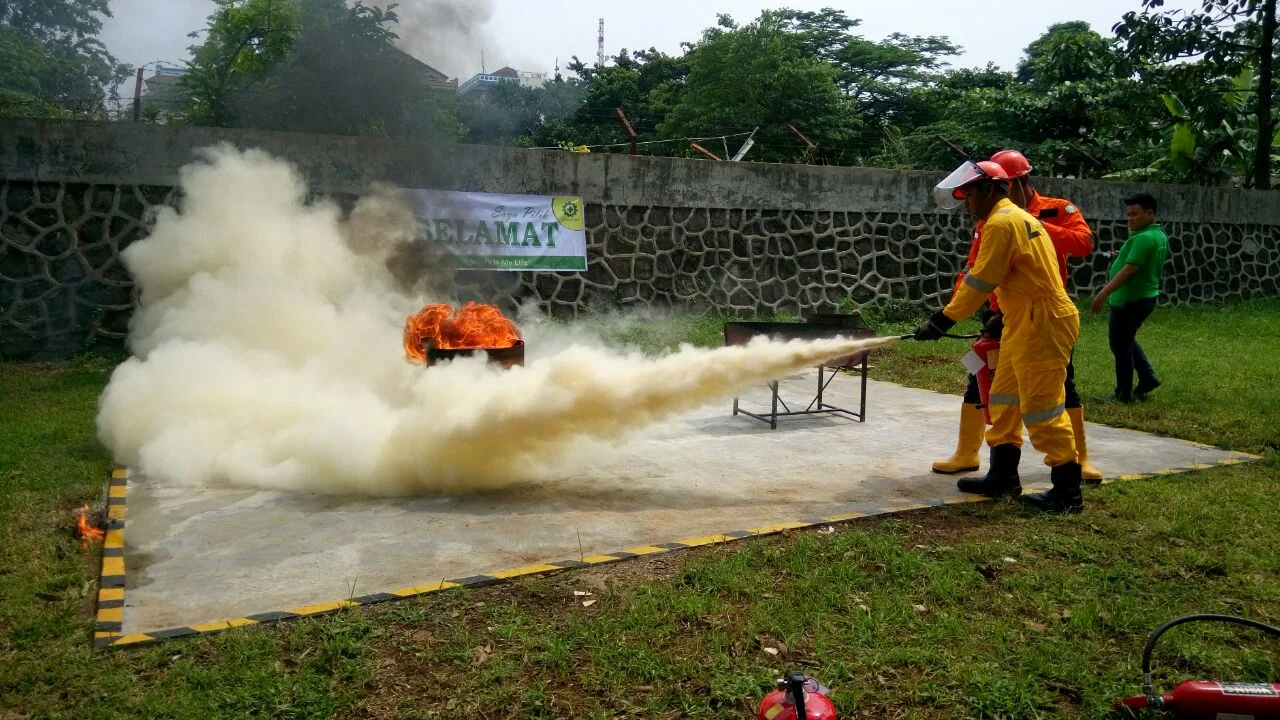 Peserta praktik pemadaman api dalam pelatihan K3 Migas sertifikasi BNSP